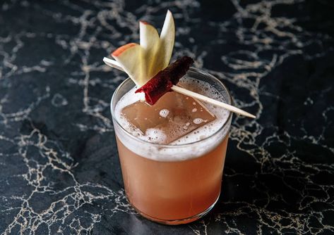 Honey Baked Apples: An Autumnal Apple Cocktail Apple Cocktail Recipes, Rye Whiskey Cocktail, Cocktails Made With Gin, Cocktail Inspiration, Apple Cocktail, Honey Baked, Whiskey Cocktail, Apple Brandy, Cocktail Ideas