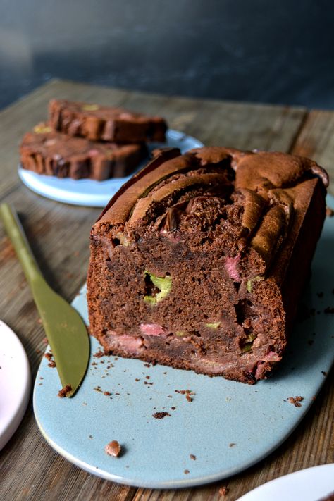 Rhubarb Chocolate Cake ° eat in my kitchen | Meike Peters Rhubarb Cake Recipes, Rhubarb Desserts, Satisfying Things, Rhubarb Cake, Cake Chocolat, Dark Chocolate Cakes, Rhubarb Recipes, Fudge Cake, Dessert Dishes