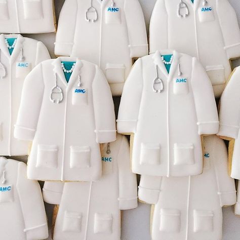 Lab coat cookies for some smartie customers!  #labcoat #doctor #ohsugarevents #cookies #labcoatcookies Doctor Cookies, Doctor Lab Coat, Medical School Graduation Party Ideas, Doctor Retirement, Medical Cookies, Doctor White Coat, Ugly Sweater Cookie, Medical Party, Nursing Things