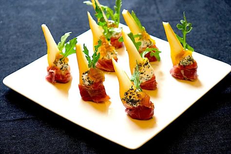 Easy Hors D'oeuvres, Fine Dining Appetizers, Prosciutto Appetizer, Finger Food Recipes, Caprese Recipes, Canapes Recipes, Gluten Free Puff Pastry, Gourmet Appetizers, Fine Dining Recipes