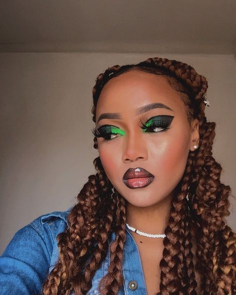 Black And Green Eyeshadow, Green Eyeshadow Makeup Looks, Green And Black Eyeshadow, Green Eyeshadow For Brown Eyes, Green And Brown Eyeshadow, Dark Green Makeup, Eyeshadow Green Eyes, Uwu Makeup, Green Eyeshadow Looks