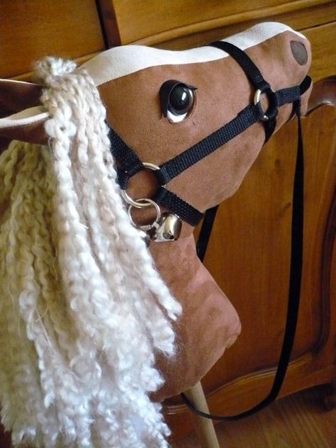 Cowgirl Pinata, Hobby Horse Pattern Free, Diy Horse Mane Yarn, Stick Horse Pattern Free, Diy Felt Horse On A Stick, Diy Stick Horse Pattern, Diy Stick Horse No Sew, Horse Stuffy Pattern, Hobby Horse Mane Diy