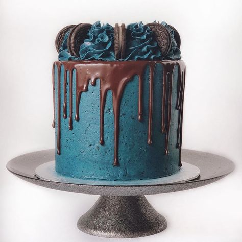 Bakers Spotlight on Instagram: “🍪 🍦 Shockingly beautiful blue cookie and cream Oreo cake? I’m here for it. . . @AprilbCakery is always learning and trial and errors-…” Brownie Cakes, Mini Pastelitos, Sloth Cakes, Anniversary Cupcakes, Rainbow Birthday Cake, Cookie Cake Birthday, Creative Cake Decorating, Beautiful Birthday Cakes, Simple Birthday Cake