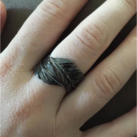 Ace Ring, Crow Feather, Magical Books, Feather Ring, Leigh Bardugo, No Rain, Feather Jewelry, Black Ring, Six Of Crows