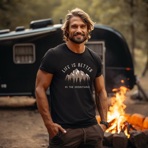 Embrace the beauty of the mountains with this Life is Better in the Mountains hiking shirt. Whether you're exploring the great outdoors, traveling to new destinations, or simply appreciating nature's wonders, this shirt is a must-have for adventure and nature lovers.  Made with 100% Airlume combed and ring-spun cotton, this lightweight and breathable t-shirt is perfect for any active or leisure activity. The retail fit offers a versatile style that suits both casual and semi-formal settings, while the crew neckline adds a neat and classic touch. Manufactured by Bella Canvas in a humane and sustainable way, this shirt is part of the Fair Labor Association and Platinum WRAP certified. The tear-away label ensures maximum comfort and minimal skin irritations.  Get ready to embark on your next Rugged Man Aesthetic, Outdoorsy Style Men, Rustic Mens Fashion, Man Camping, Outdoorsmen Style, Outdoorsy Men, Hiking Outfit Men, Men's Physique, Adventurous Men