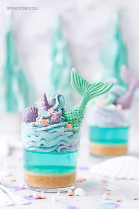 Blue Jello, Mermaid Birthday Cakes, Soya Mumu, Birthday Party Treats, Blue Desserts, Dessert Party, Jelly Cake, Mermaid Parties, Mermaid Theme Birthday