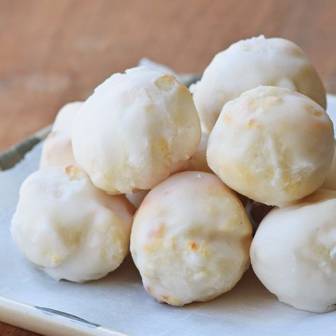 3 Ingredient donut holes that are both sugar free, fat free and only 27 calories! 2 Ingredient Donut Holes, Weight Watcher Donut Recipe, Healthy Air Fryer Donut Holes, Yogurt Almond Flour Donut Holes, 2 Ingredient Air Fryer Donut Holes, Low Calorie Donuts, Greek Yogurt Bagels 2 Ingredients Air Fryer, Sugar Free Donuts, Baked Donut Holes