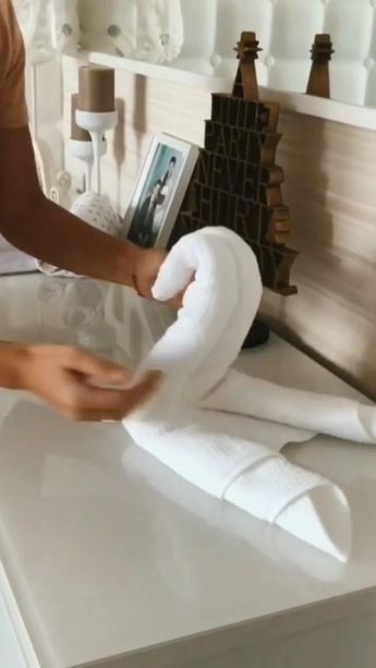 Folding Long Dresses, Swan Towel Folding, Towel Art Folding Hotels, How To Fold Towels Like A Hotel, Towel Design Ideas, Towel Swan, Towels In Bathroom, Towel Origami, Washcloth Crafts