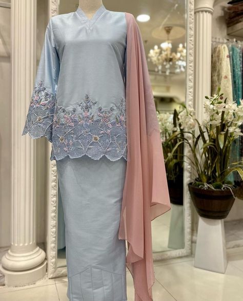 Shantung Silk Kurung Design, Tunang Outfit, Songket Kurung, Kebaya Songket, Raya 2022, Eid Fashion, Nikah Outfit, Fashion Illustration Vintage, Batik Fashion