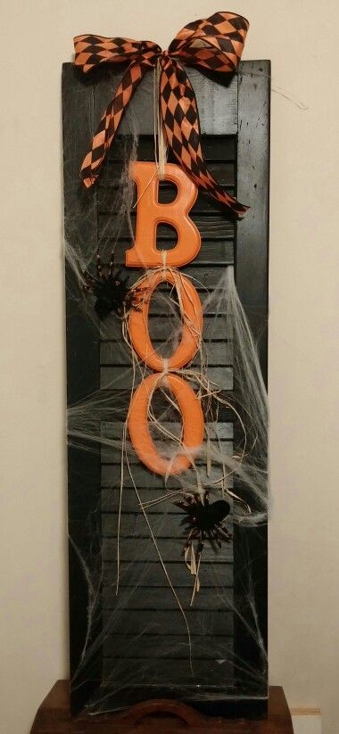 Black wooden Boo shutter for halloween. No link Shutter Ideas, Shutter Projects, Shutter Decor, Hallowen Ideas, Image Halloween, Halloween Wood Crafts, Fall Deco, Fall Halloween Crafts, Fall Halloween Decor