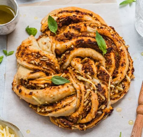 Pesto Wreath, Pesto Babka, Babka Wreath, Kalamata Olive Bread, Babka Bread, Vegan Bread Recipe, Olive Bread, Vegan Cheddar, Vegan Pesto