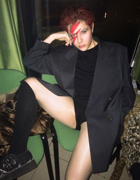 Diy David Bowie Costume, Female David Bowie Costume, Masc Costumes, David Bowie Cosplay, Masc Halloween Costumes Ideas, Bowie Halloween Costume, David Bowie Halloween Costume, David Bowie Outfits, Ziggy Stardust Halloween