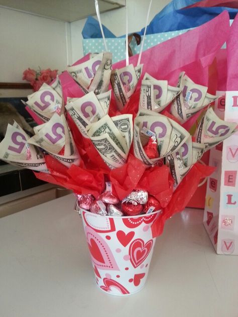 Money bouquet Money Bouquet For Valentines, Valentines Money Bouquet, Money Valentine Gift Ideas, Money Gifting, Ways To Give Money, Christmas Gift Ideas For Boyfriend, Money Cakes, Graduation Money Gifts, House Gift Box