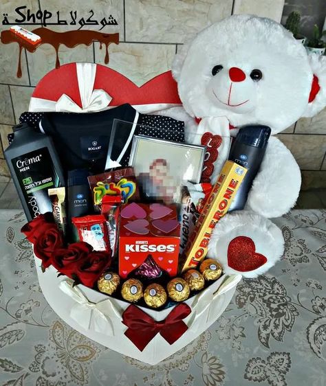 Valentines Baskets For Him, Diy Valentine Gifts For Boyfriend, Valentines Day Gifts For Him Boyfriends, Diy Valentines Day Gifts For Him, Cadeau St Valentin, Hadiah Valentine, Valentines Day Baskets, Gift Baskets For Him, Valentine Gift Baskets