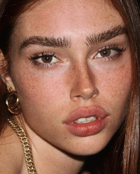 Flushed Cheeks Aesthetic, Eden Chanel, Easy Professional Hairstyles, Freckles Makeup, Bushy Eyebrows, Dog Bite, Freckles Girl, Gap Teeth, Thick Brows