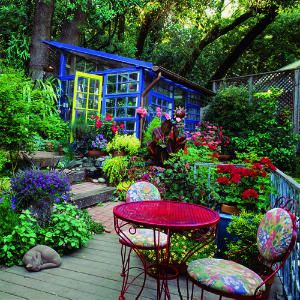 Different strokes - Sunset Whimsical Cottage Decor, Patio Redo, Bohemian Style Home, Casa Hobbit, Garden Buildings, Plants And Flowers, Garden Stuff, Gorgeous Gardens, Colorful Garden