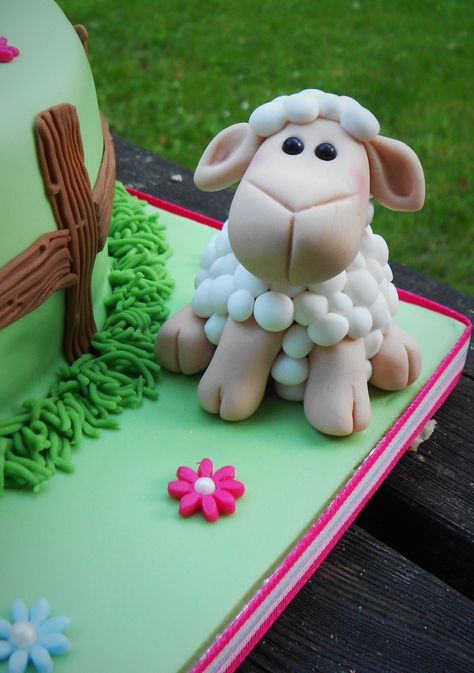 Fondant Sheep Topper, Fondant Sheep Tutorial, Sheep Fondant, Sheep Wedding, Fondant Giraffe, Barnyard Cake, Sheep Cake, Farm Animal Cakes, Designer Cake