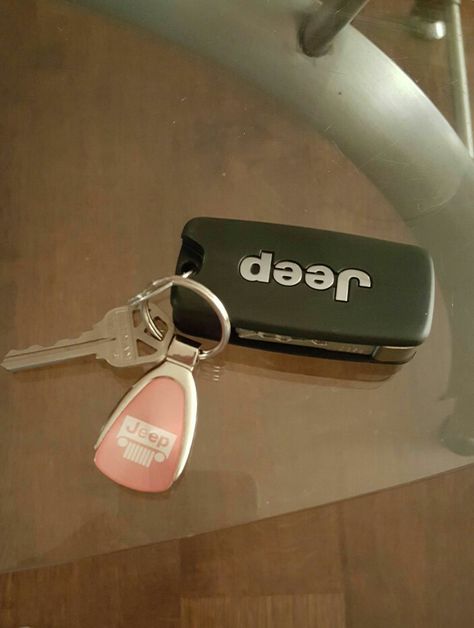 New Jeep keychain! Jeep Wrangler Keys Aesthetic, Jeep Wrangler Keys, Jeep Keys Aesthetic, Jeep Vision Board, Jeep Car Keys, Jeep Keychain, Jeep Keys, Wrangler Car, Aesthetic Keychain