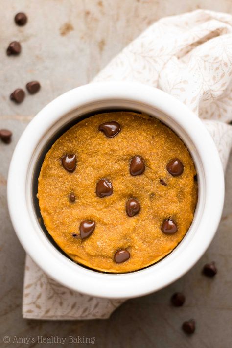 Skinny Single-Serving Pumpkin Chocolate Chip Mug Cake | Amy's Healthy Baking Low Calorie Pumpkin Mug Cake, Banana Mug Cake, Chocolate Chip Mug Cake, Mug Cake Healthy, Chip Mug, Mug Cake Microwave, Pumpkin Chocolate Chip, Chocolate Mug Cakes, Mug Recipes