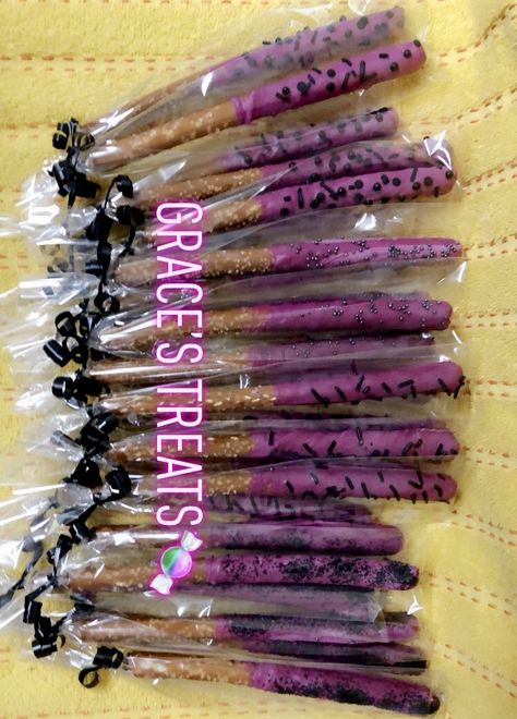 Purple Halloween Food Ideas, Wednesday Addams Sweet Table, Wednesday Party Treats, Wednesday Birthday Party Theme Food, Purple And Black Party Ideas, Addams Family Desserts, Wednesday Birthday Party Food, Wednesday Addams Food Ideas, Wednesday Party Food