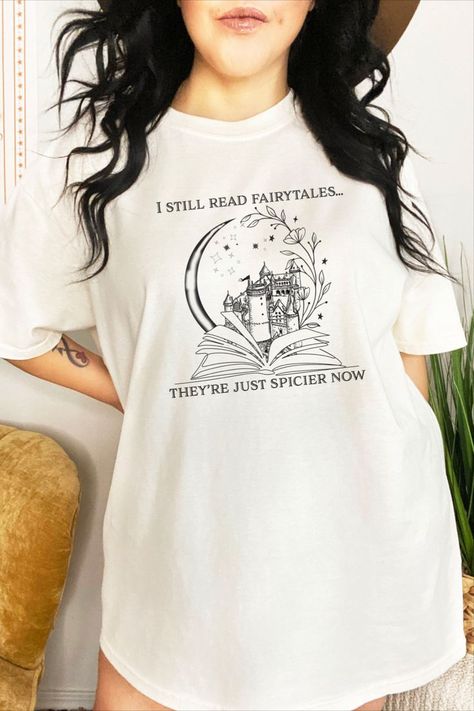 I Still Read Fairytales, Bookish Tshirt Design, Quote Tshirts Women, Spicy Book Shirt Ideas, Cute T Shirt Designs Graphic Tees, Bookish Tshirt Ideas, Book Lover Outfits, Book T Shirt Ideas, Bookish Shirt Ideas