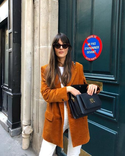 10 Wardrobe Staples That Define French Girl’s Fall Style French Girl Fall Style, Velvet Blazer Outfit, Leia Sfez, French Capsule Wardrobe, Fall Wardrobe Staples, French Wardrobe, Cute Thanksgiving Outfits, Thanksgiving Outfit Ideas, Estilo Indie