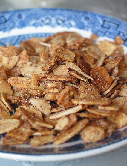 Spicy Sweet and Salty Almonds Sliced Almonds Recipes, Cinnamon Nuts, Vegan Snack, Fall Snacks, Baked Fruit, Cinnamon Almonds, Cinnamon Recipes, Recipe Sweet, On The Plane