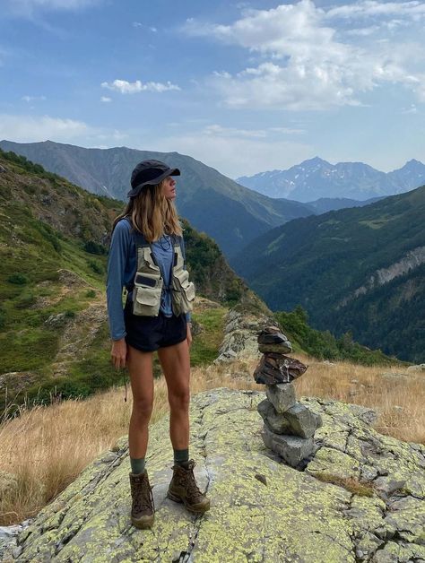 15 Cute Hiking Outfits To Wear On Nature Walks Nature Walk Outfit Summer, Hiking Core Outfits, Green Hiking Outfit, Walking Boots Outfit, Outfit For Trekking Women, Outfit Montagna Estate, Colourful Hiking Outfit, Colorful Hiking Outfit, Hike Outfit Winter Aesthetic