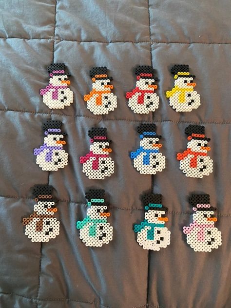 Peeler Bead Christmas Patterns, Small Christmas Perler Bead Patterns, Christmas Fuse Beads Ideas, Perler Bead Snowman, Christmas Melting Beads, Snowman Perler Bead Patterns, Elf Perler Beads, Perler Bead Templates Easy, Winter Perler Beads