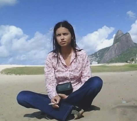 Adriana Lima Young Face, Adriana Lima Body, Adrina Lima, Lima Model, Adriana Lima Young, Visual Gallery, Thrifted Outfits, Adriana Lima, Beach Babe