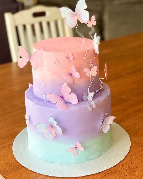 Butterfly Baby Shower Cake, Butterfly Theme Cake, Ombré Cake, Happy Anniversary Cakes, Butterfly Birthday Cakes, Chocolate Cake Designs, Birthday Snacks, Butterfly Cake Topper, Butterfly Birthday Party