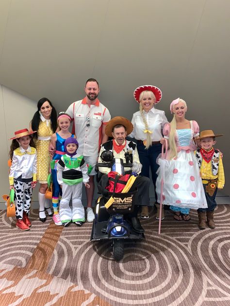 Toy Story Costumes Family, Toy Story Fancy Dress, Toy Story Family Costumes, Pixar Costume, Toy Story Costume, Toy Story Halloween, Friend Costumes, Halloween Group, Toy Story Costumes