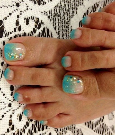 Turquoise toe nails design Pedicure Toenails, Beach Pedicure, Glitter Pedicure, Ocean Nail Art, Toes Pedicure, Pretty Pedicures, Nails Pedicure, Nails Beach, Beach Nail Designs