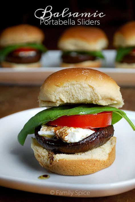 Sometimes you just need a light lunch or a small bite and these Balsamic… Portabella Sliders, Brat Bar, Sliders Vegetarian, Caprese Sliders, Portobello Mushroom Sandwich, Soup Bar, Mushroom Sandwich, Hawaiian Roll, Slider Bar