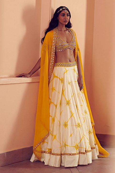 Yellow Indian Outfit, Yellow Haldi Outfit, Haldi Outfit For Bride, Cape Lehenga, Haldi Dress, Lehenga And Blouse, Print Lehenga, Haldi Outfits, Reception Bride