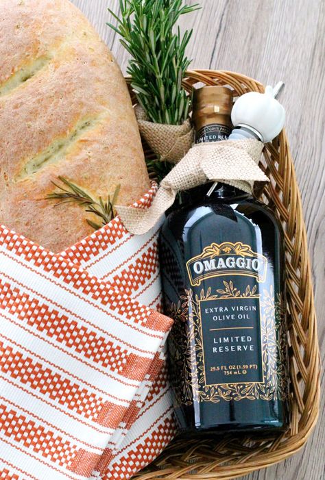 Hostess Basket with Rosemary Bread and OMAGGIO Extra Virgin Olive Oil #thanksgiving #omaggiolimited #ad Olive Garden Gift Basket, Bread And Oil Gift Basket, Olive Oil Gift Basket Ideas, Bread Basket Gift Ideas, Pesto Packaging, Bread Gift Basket, Bread Basket Gift, Hostess Basket, Bread Gift