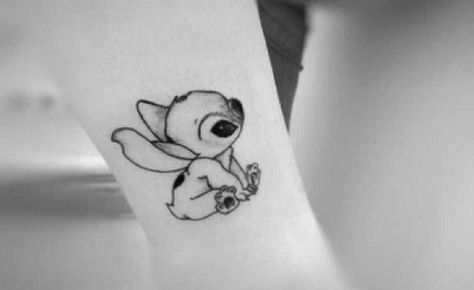 Stitch Black And White, Disney Stitch Tattoo, Lilo And Stitch Tattoo, Black And White Tattoo, Stitch Tattoo, Muster Tattoos, Bff Tattoos, Line Tattoo, Discreet Tattoos