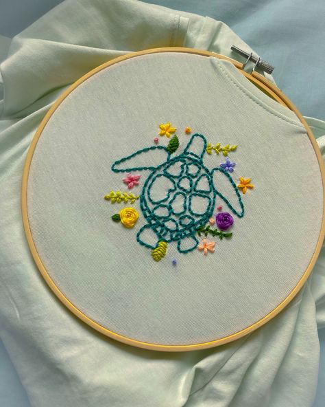 Embroidery Turtle Pattern, Turtle Embroidery Design, Embroidery Sea Life, Tortoise Embroidery, Cross Stitch Turtle, Sea Turtle Embroidery, Jellyfish Embroidery, Turtle Embroidery, Embroidered Turtle