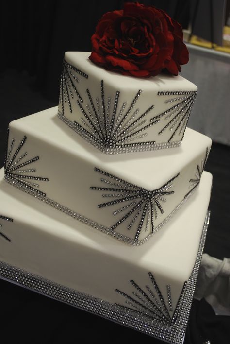 Wedding Cake Decorating Ideas, Gatsby Cake, Wedding Cake Decorating, Bling Wedding Cakes, Bling Cakes, Art Deco Cake, Silver Wedding Cake, Bling Party, Beach Wedding Cake