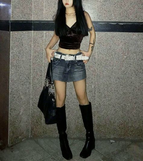 Y2k City Outfit, 2000s European Fashion, Hardcore Outfits, Supermodel Body, Cool Fits, Outfit Inspo Fall, 2000s Fashion, Boots Outfit, Fashion Killa