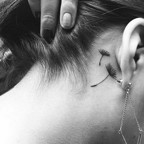 Tatouage derrière l'oreille pissenlit - 20 idées de tatouages derrière l’oreille jolis et discrets - Elle Dandelion Tattoo Behind Ear, Small Dandelion Tattoo, Feather Tattoo Behind Ear, Behind Ear Tattoos, Tattoo Behind Ear, Tiny Tattoos For Women, Unique Small Tattoo, Dandelion Tattoo, Neck Tattoos Women