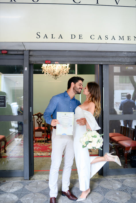 O ensaio de fotos do casamento civil é uma sessão fotográfica dedicada a capturar os momentos especiais e significativos do casamento civil, que é a cerimônia legal onde os noivos oficializam sua união perante a lei. Este ensaio pode ser realizado no cartório, em locais emblemáticos da cidade, ou em ambientes que tenham um significado especial para o casal. As fotos do casamento civil são uma lembrança preciosa e duradoura desse momento importante na vida dos noivos. Look Civil, Civil Wedding Photos, Mixed Metal Wedding Rings, Mixed Metals Wedding, Courthouse Wedding Dress, Courthouse Wedding, Civil Wedding, Body Skin Care Routine, Instagram Inspiration