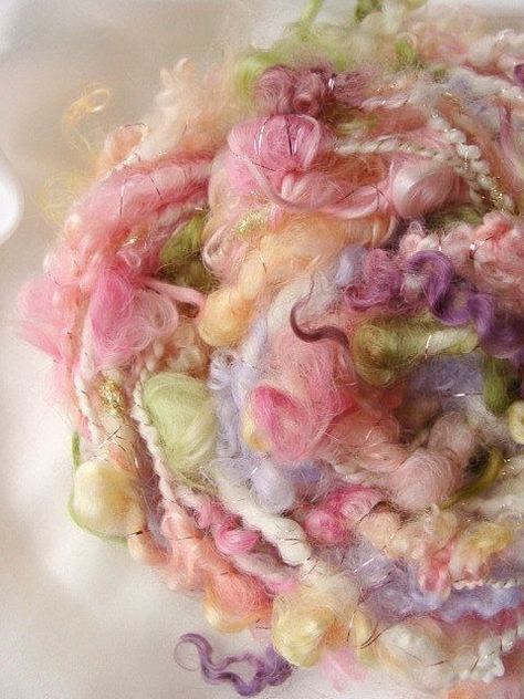 Handspun Yarn Projects, Art Yarn Handspun, Spinning Wool, Yarn Inspiration, Spinning Yarn, Textured Yarn, Spinning Fiber, Art Yarn, Yarn Tail