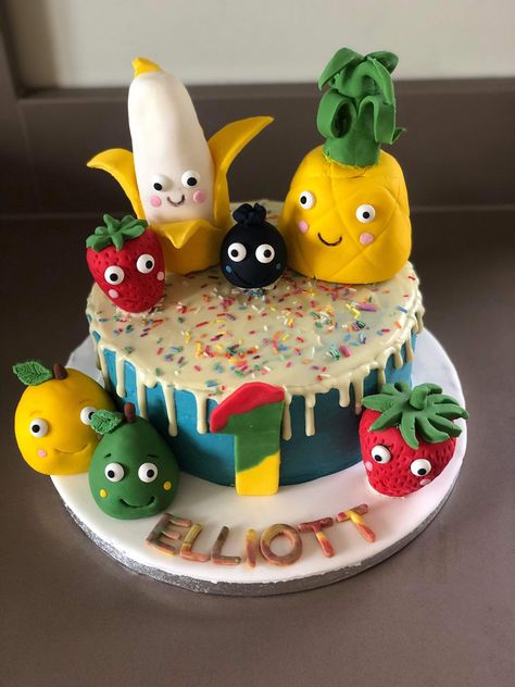 Dancing vegetables Vegetable Dance Video, Dancing Fruit Cake, Vegetable Theme Cake, Dancing Fruit Birthday Cake, Dancing Vegetables, Dancing Fruit, Hey Bear, Fruits Cake, Camera Cakes