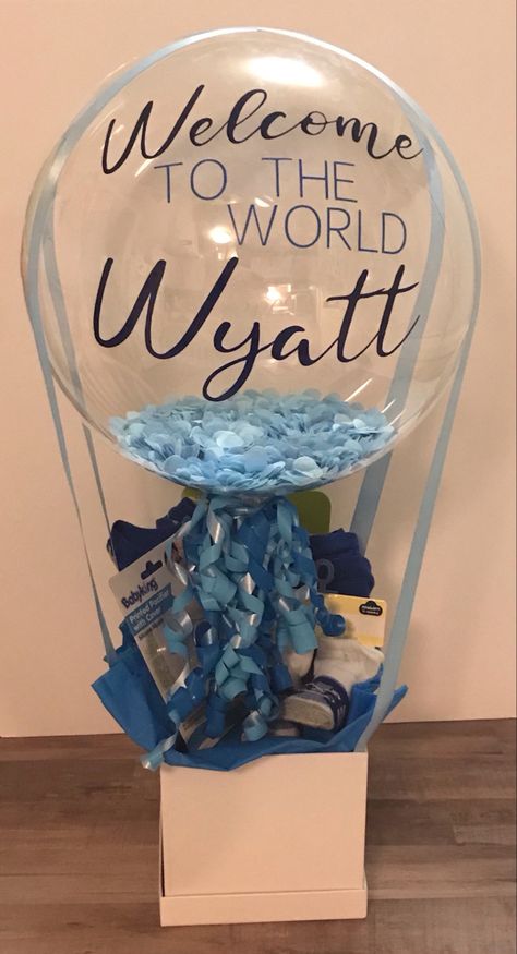 Balloon arrangement using bobo balloons and Cricut vinyl. Bobo Balloon Baby Gifts, Bobo Balloon Gift Basket, Cricut Balloon Vinyl, Bono Ballon Ideas, Grab And Go Balloons, Bono Balloons, Balloon Ideas For Birthday, Bobo Balloons Ideas, Clear Balloon Ideas