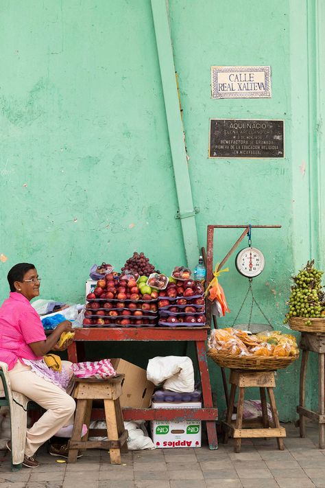 A fruit vendor on Granada’s Calle Real Xalteva. Fruit Vendor, Nicaragua Travel, Best Vacation Spots, Central America Travel, Voyage Europe, Missions Trip, Central American, A Fruit, Foodie Travel