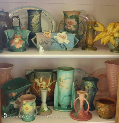 Roseville Pottery Vintage, Mccoy Pottery Vases, Antiques Value, Vintage Pottery Planters, Pottery Display, Collectible Pottery, Lily Pattern, Pottery Collection, Green Pottery