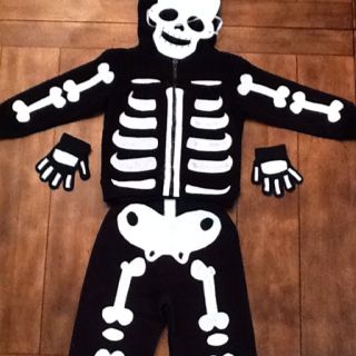 I made this costume using a black sweat suit and cut out white felt bone. I attached the bones with fabric glue. I got the bones pattern from www.craftpassion.com . Have a spooktacular Halloween! Skeleton Costume Diy, Halloween Diy Outfit, Halloween Costume Suit, Fun Halloween Food, Skeleton Costume, Svg Kids, Fantasias Halloween, Halloween 2019, Halloween 2020