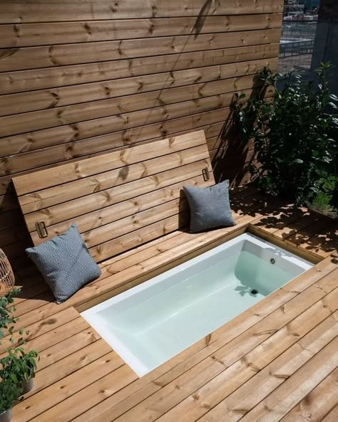 Kleiner Pool Design, Outdoor Bathtub, Outdoor Tub, Outdoor Bath, Outdoor Sauna, Small Pools, Outdoor Bathrooms, Outdoor Decor Backyard, Small Backyard Pools