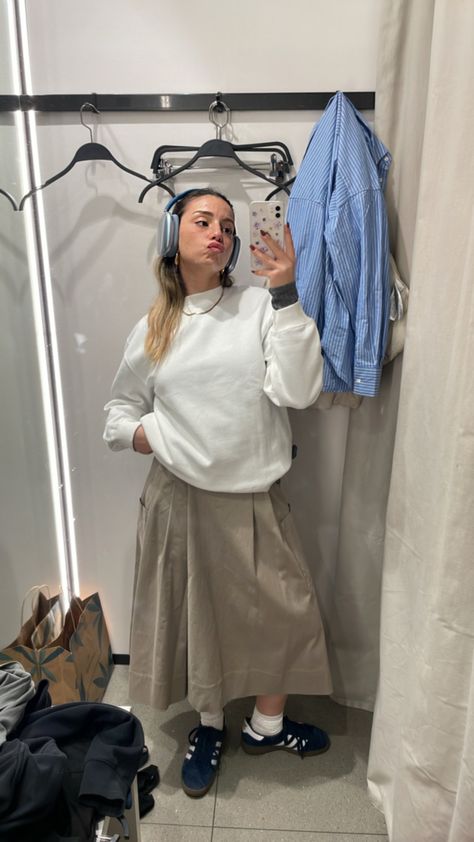 Maxi Skirt Sweatshirt Outfit, Maxi Skirt With Hoodie, Maxi Skirt And Hoodie Outfit, Maxi Skirt Hoodie Outfit, Maxi Skirt And Crewneck, Modest Style, 2023 Autumn, 90s Style, Maxi Skirts